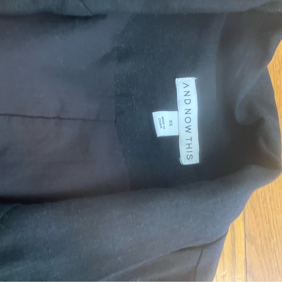 Never worn blazer from Macys. Light linen material - Picture 2 of 5